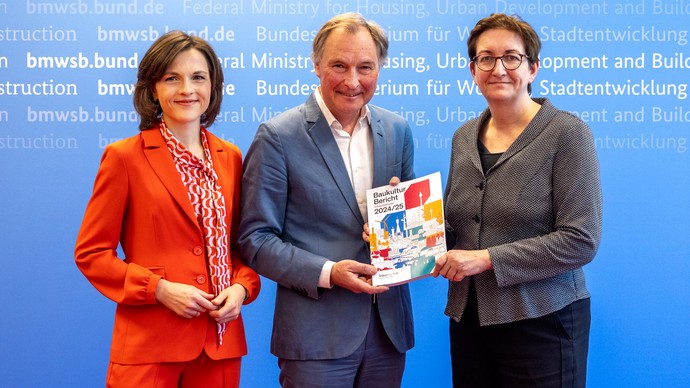 Übergabe Baukulturbericht 2024/25 Elisabeth Kaiser, Reiner Nagel, Klara Geywitz